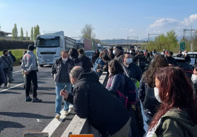 Autostrada A1 bloccata dai ristoratori in protesta: manifestante investito da auto che ha forzato il blocco