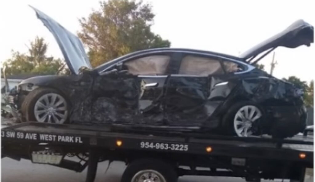 Florida: si schianta con una Tesla Model S contro una casa a 150 km/h [VIDEO]