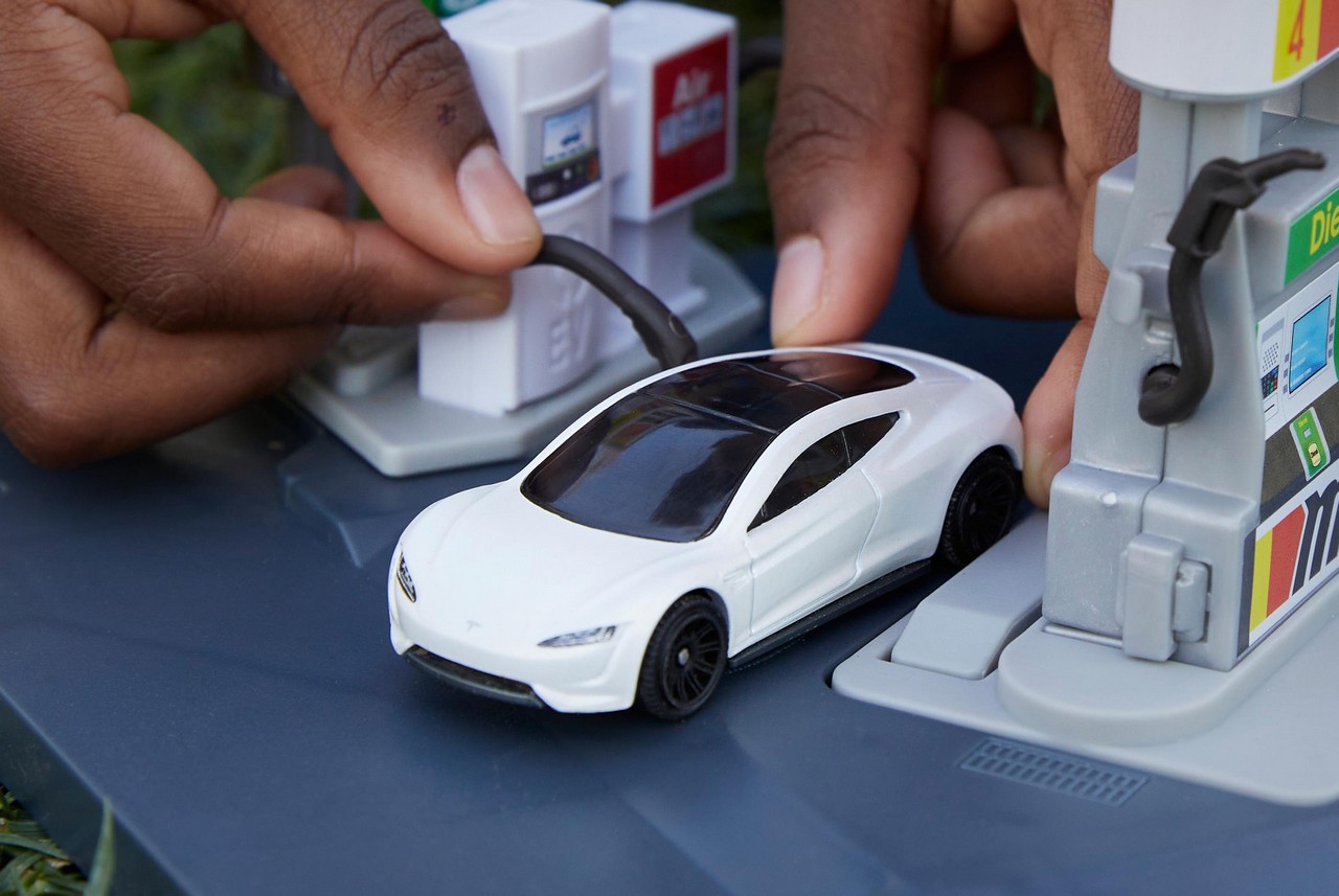 Tesla Roadster: la riproduzione Mattel in materiali riciclati