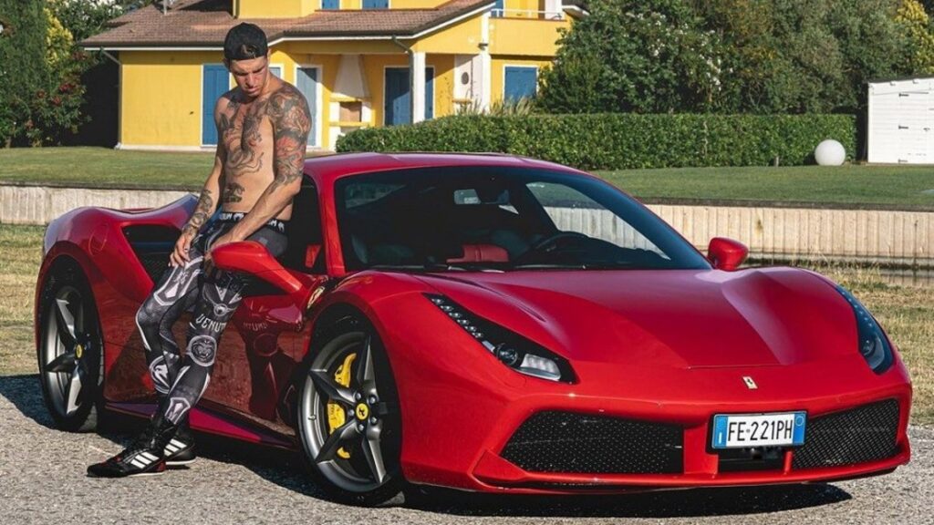 Ferrari 488 GTB, la nuova auto di Achille Lauro [FOTO]