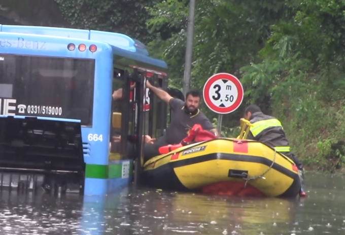 Maltempo a Busto Arsizio: sei persone tratte in salvo dal bus bloccato nel nubifragio