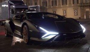 Lamborghini Sian in azione nella notte a Milano [VIDEO]