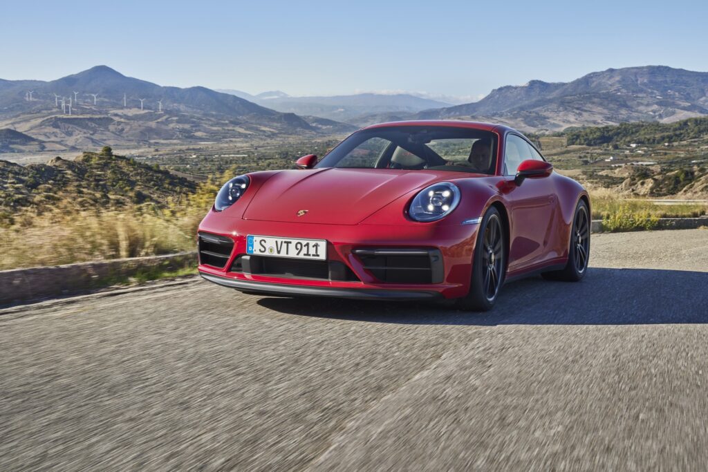 Nuova Porsche 911 GTS: motore da 480 CV e look distintivo [FOTO]