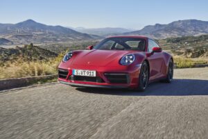 Nuova Porsche 911 GTS: motore da 480 CV e look distintivo [FOTO]
