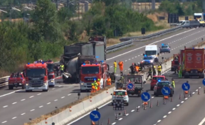 Autostrada A1, grave incidente tra mezzi pesanti all’altezza di Piacenza: autocisterna in fiamme, morti due camionisti