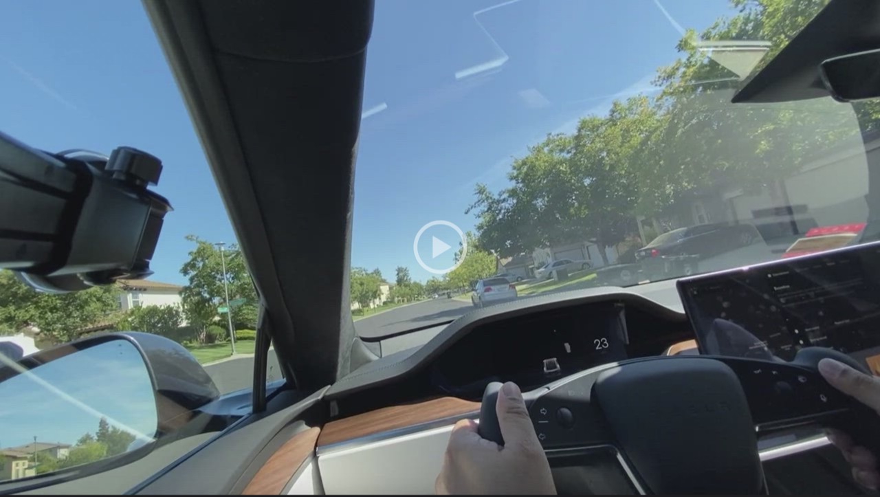 Tesla: subito bocciato il nuovo volante in stile F1, è scomodo nelle svolte strette