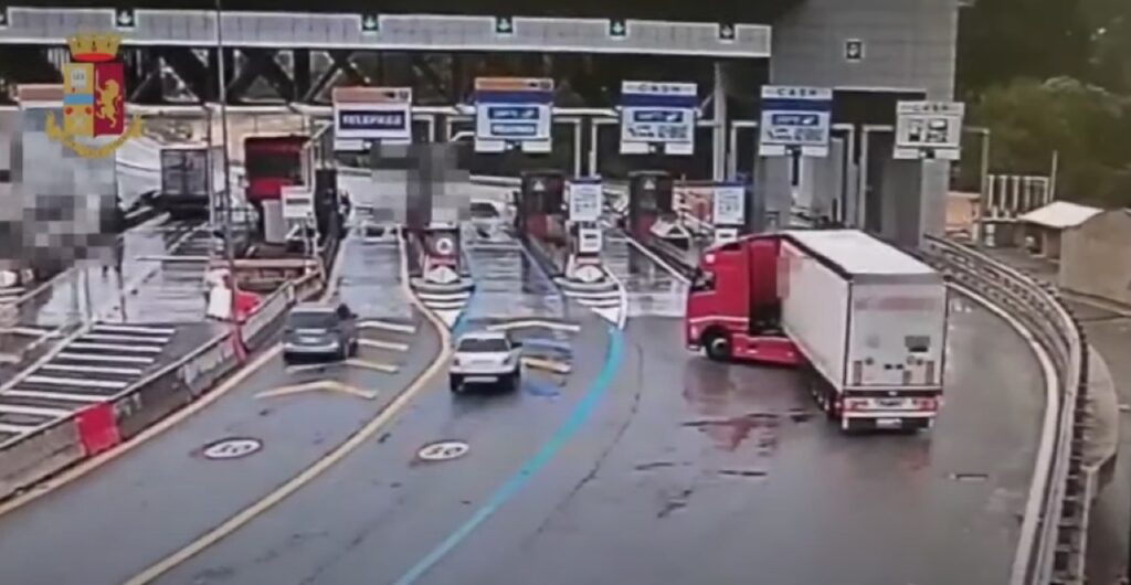 Aosta: il TIR arriva al casello, sbaglia strada e fa l’inversione a “U” [VIDEO]