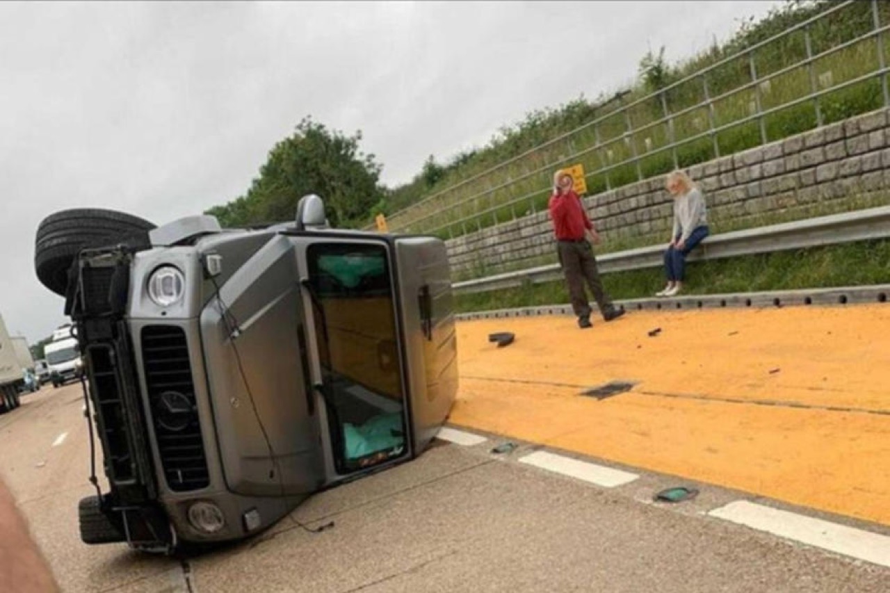 Mercedes Classe G 63 AMG: il brutto incidente del calciatore dell’Arsenal Ainsley Maitland-Niles [FOTO]