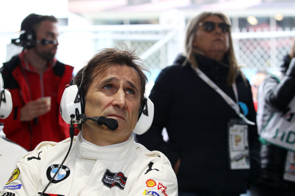 Alex Zanardi, aggiornamento sulle condizioni. La moglie Daniela: “Segue la riabilitazione, comunica con noi, ma non è ancora in grado di parlare”