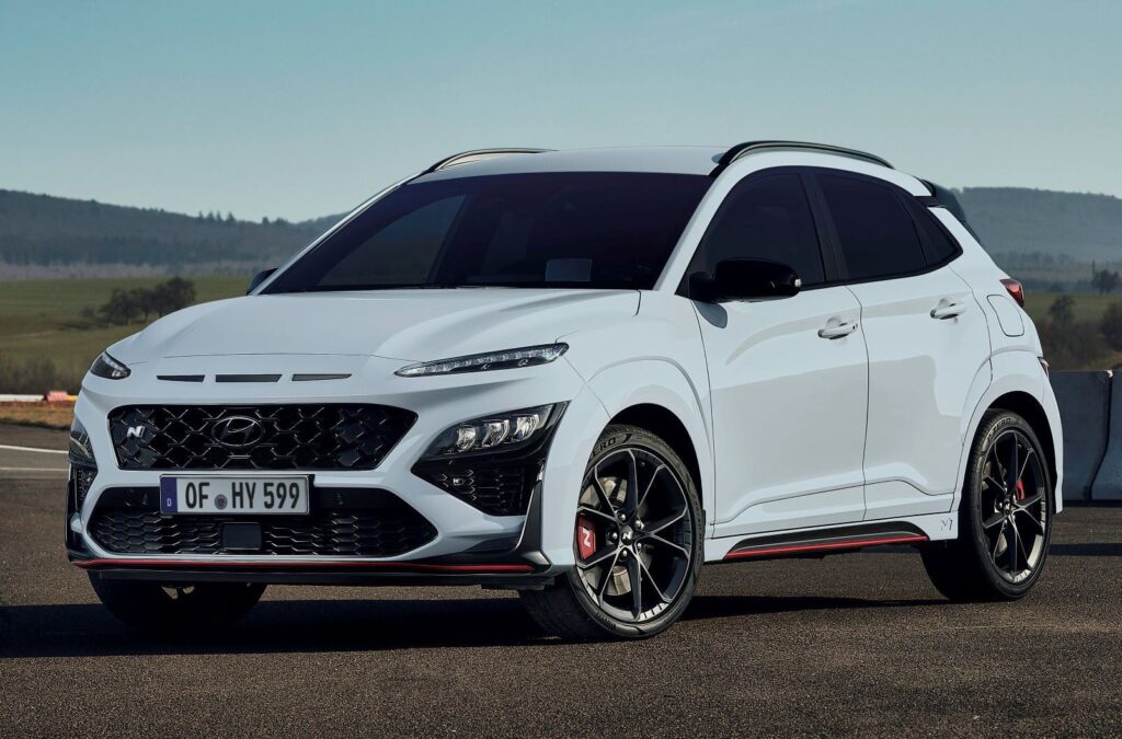 Hyundai Kona N monta pneumatici Pirelli P Zero realizzati ad hoc