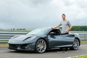 Lotus Emira: la nuova supercar provata in pista da Jenson Button [FOTO]