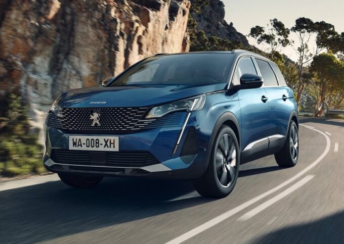 Peugeot 5008 2021 vs 2017: SUV che vince non si cambia