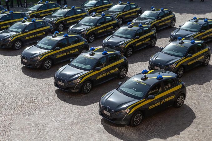 Peugeot e-208: consegnati i primi 30 esemplari alla Guardia di Finanza [FOTO]