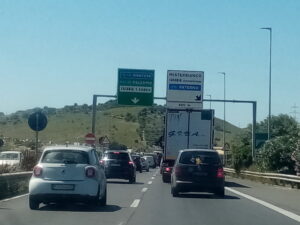Catania, usano la corsia d’emergenza per eludere il traffico: patente ritirata per 14 automobilisti
