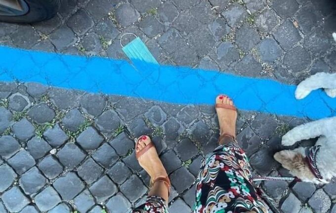 Napoli, rifanno le strisce blu dipingendo anche la mascherina