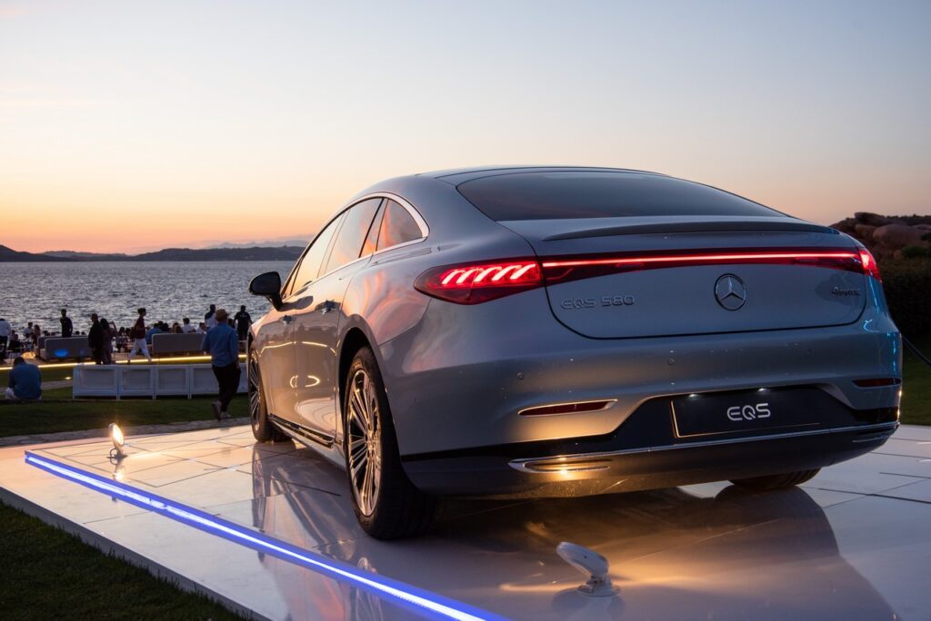 Mercedes, il futuro è tutto elettrico: solo auto a batterie entro il 2030
