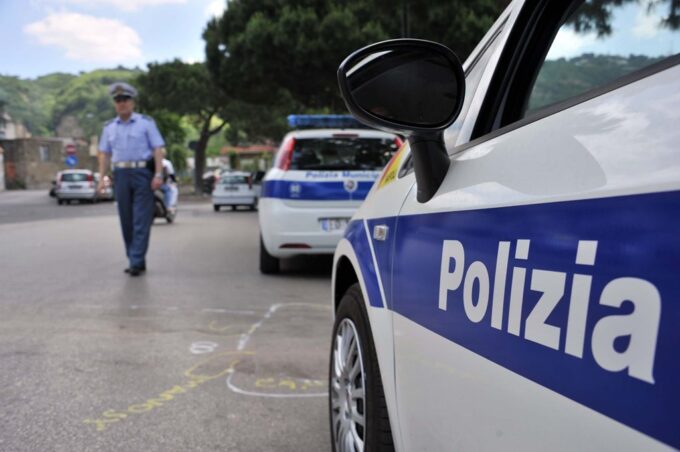 Palermo, multato dai vigili si vendica buttando in mare le chiavi dell’auto di servizio