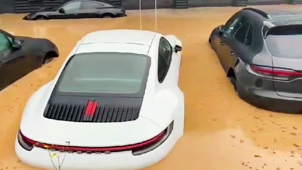 Germania: l’intero concessionario Porsche colpito dall’alluvione [VIDEO]