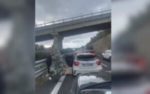 Savona, bloccato in coda nel traffico scende e fa l’albero di Natale sulla A10 [VIDEO]