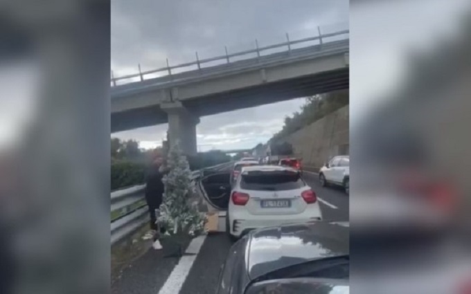 Savona, bloccato in coda nel traffico scende e fa l’albero di Natale sulla A10 [VIDEO]