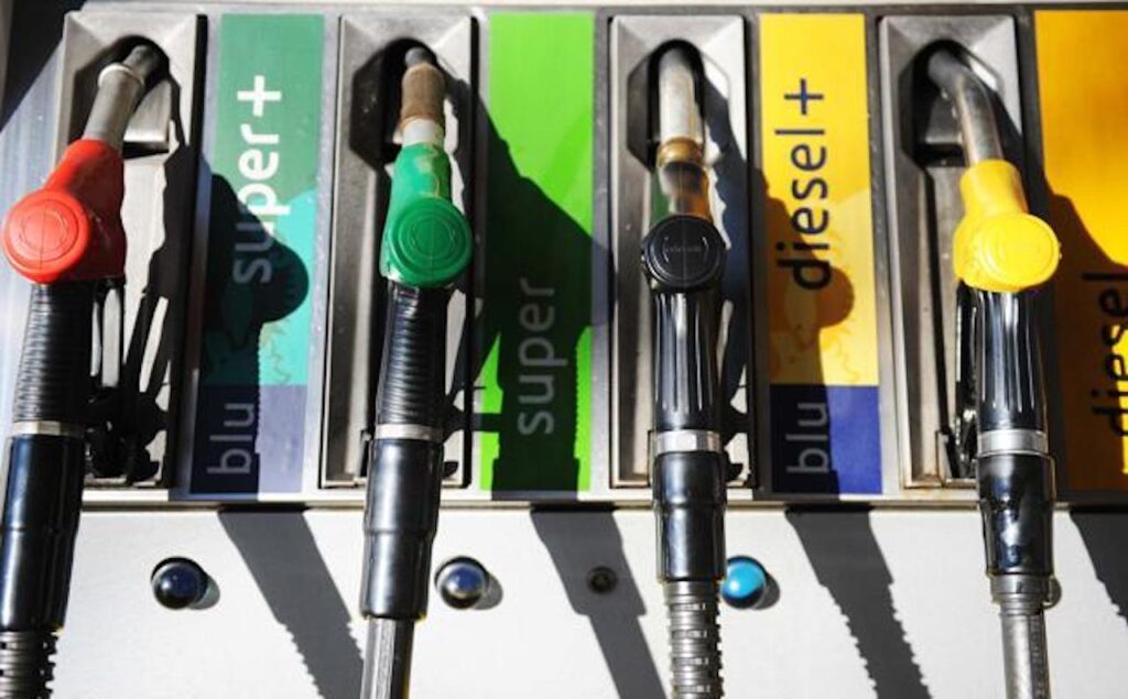 Carburanti: i prezzi di benzina e diesel scendono
