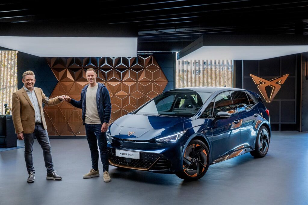 Cupra Born: Marc ter Stegen alla scoperta della sua prima auto elettrica [FOTO]