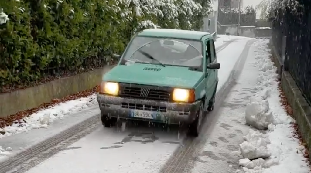 Arturo Vidal mostra le capacità della sua Fiat Panda sulla neve [VIDEO]