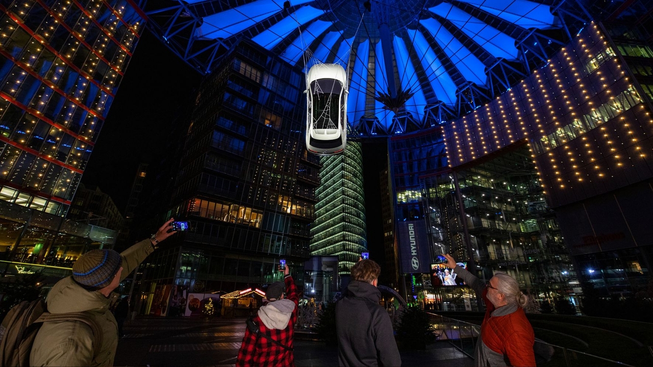 Hyundai Ioniq 5 è stata appesa al soffitto del Sony Center di Berlino usando una ragnatela