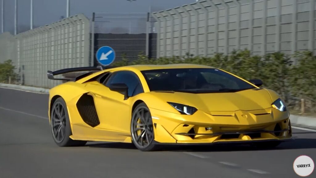 Lamborghini Aventador: strano prototipo avvistato senza badge [VIDEO]