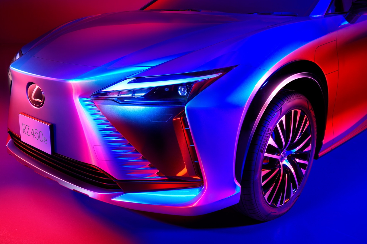 Lexus RZ 450e protagonista in un teaser ufficiale