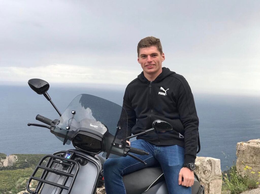 Max Verstappen e il suo garage ricco di supercar, auto classiche e la Vespa [FOTO]