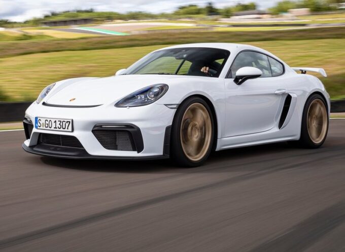 Porsche 718 Cayman GT4: la spinta di 420 CV in pista con Alessandro Gino [VIDEO]