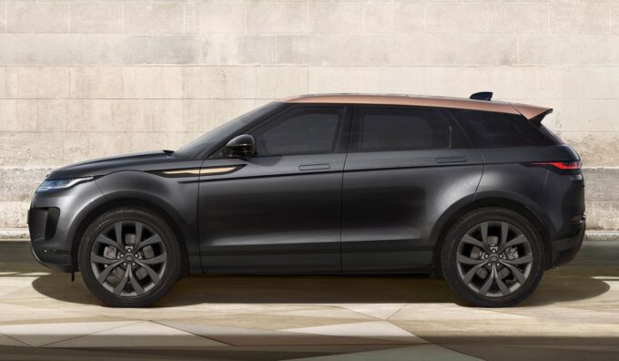 Range Rover Evoque 2022: l’elegante Bronze Collection e la potente P300 HST debuttano sul mercato