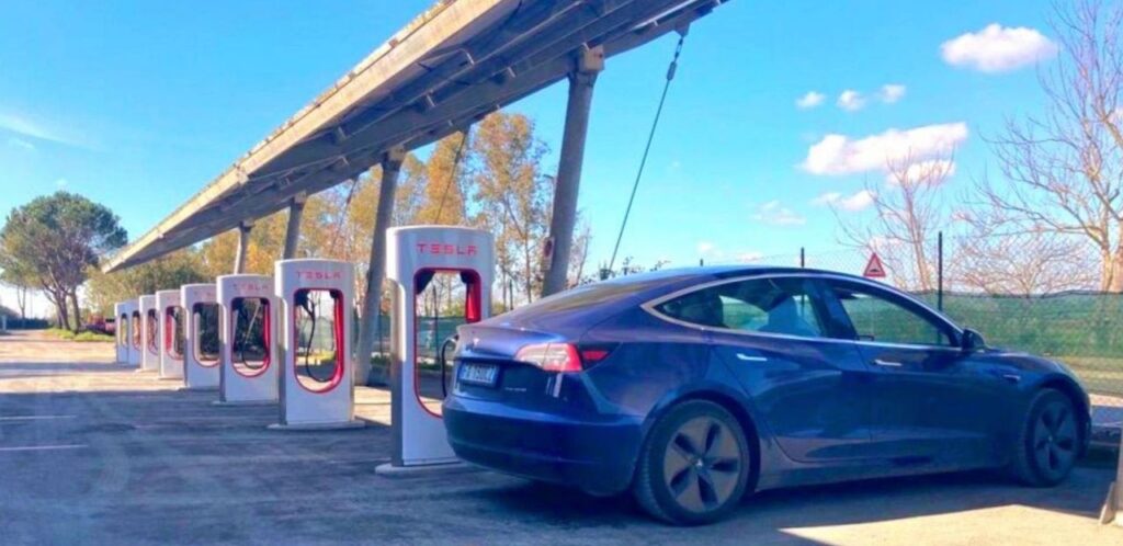 Tesla inaugura due nuove stazioni Supercharger in Italia