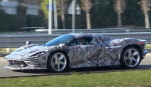 Ferrari Daytona SP3: avvistato il primo prototipo su strada a Maranello [VIDEO]
