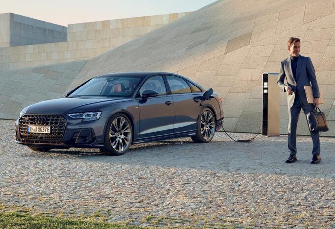 Audi A8 TFSI e: via alle prevendite dell’ammiraglia ibrida plug-in. Prezzi da 115.500 euro [FOTO]