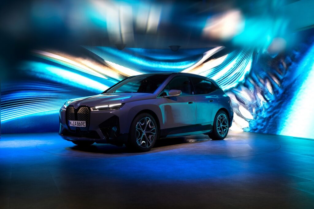 BMW porterà l’arte digitale nei suoi veicoli nel 2022