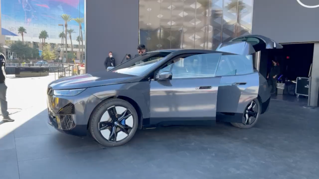 BMW iX: ecco la vernice che cambia colore [VIDEO]