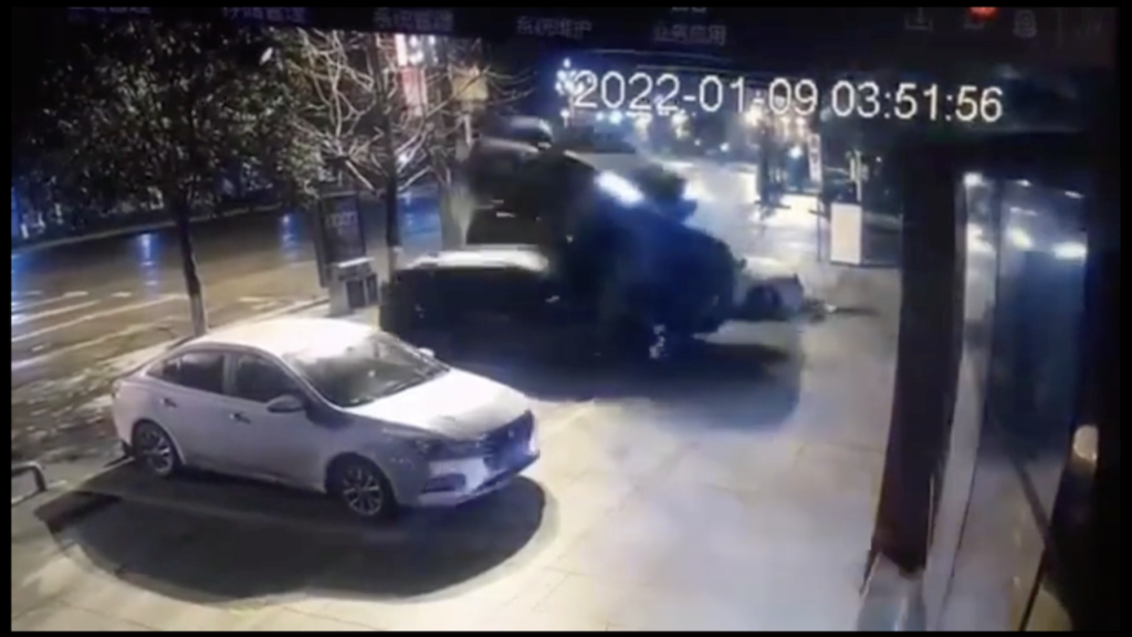 Cina: una Peugeot si parcheggia quasi perfettamente in un posto libero dopo aver letteralmente saltato tre auto