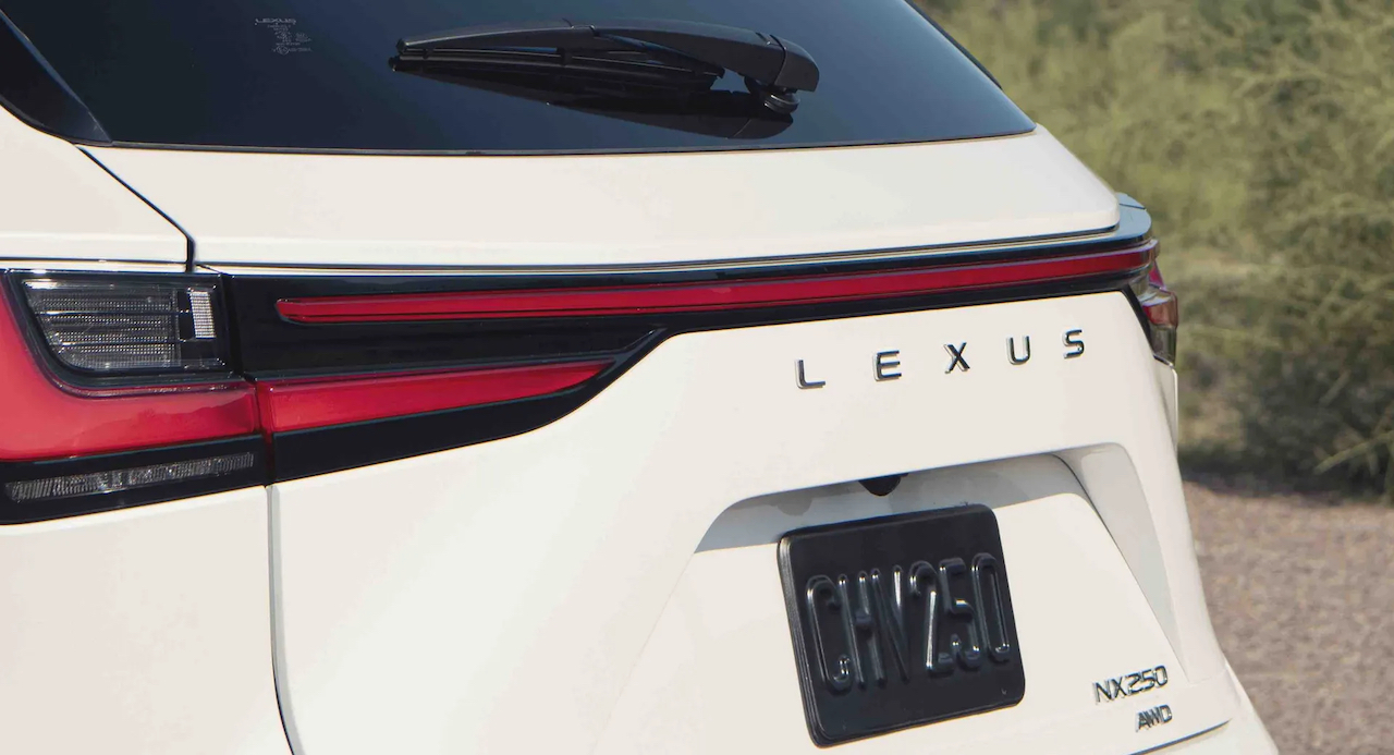 Lexus: le prossime auto avranno il nome dell’azienda sul retro