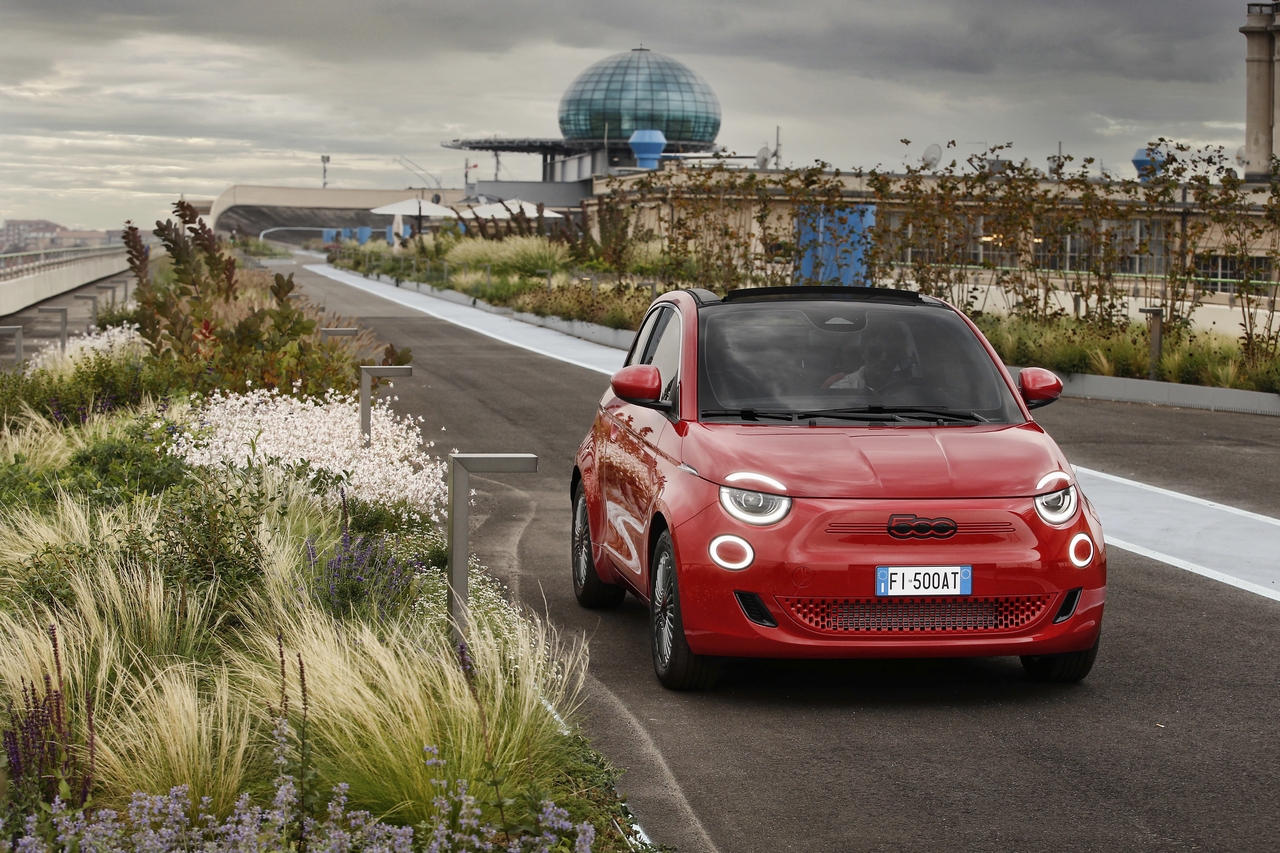 Nuova Fiat 500 Elettrica è l’auto full electric più venduta in Italia nel 2021