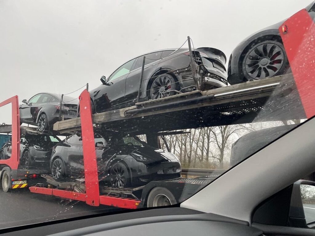 Tesla Model Y: vari esemplari avvistati presso la gigafactory di Berlino [FOTO]