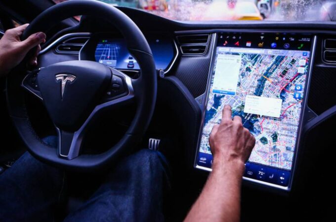 Tesla, l’hacker che aveva “bucato” 20 auto avvisa i proprietari via mail