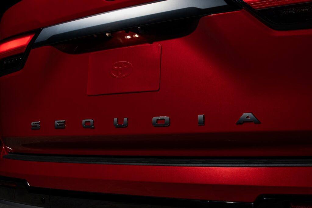 Toyota Sequoia 2023: mostrati i primi dettagli, debutta il 25 gennaio [TEASER]