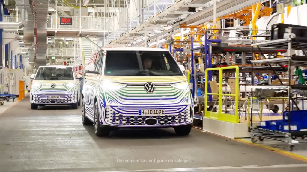 Volkswagen ID.Buzz: i primi due prototipi si dirigono verso Barcellona [VIDEO]