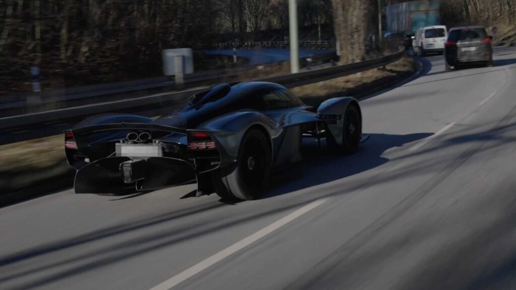 Aston Martin Valkyrie: il primo esemplare su strada, che sound da F1 con il suo V12 aspirato [VIDEO]