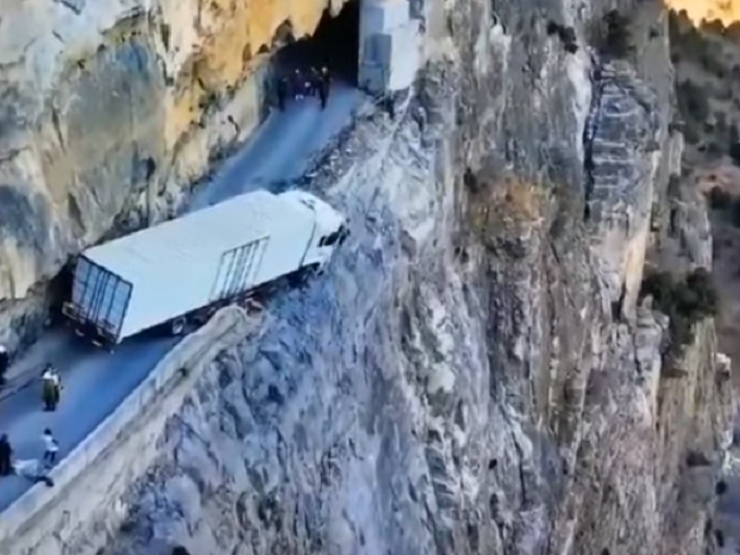 Cina, camion in bilico nel vuoto dopo aver seguito le indicazioni del navigatore [VIDEO]