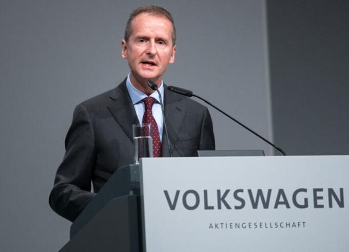 Diess, CEO di Volkswagen, ammette: “L’addio alle auto endotermiche è impossibile”