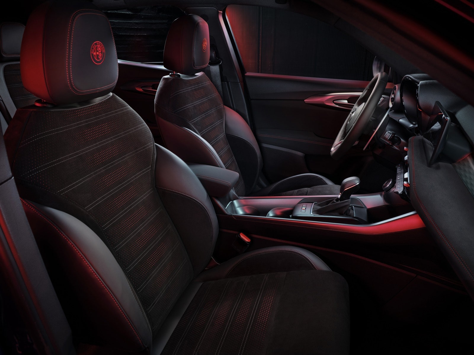 Alfa Romeo Tonale: Alcantara veste gli interni del SUV