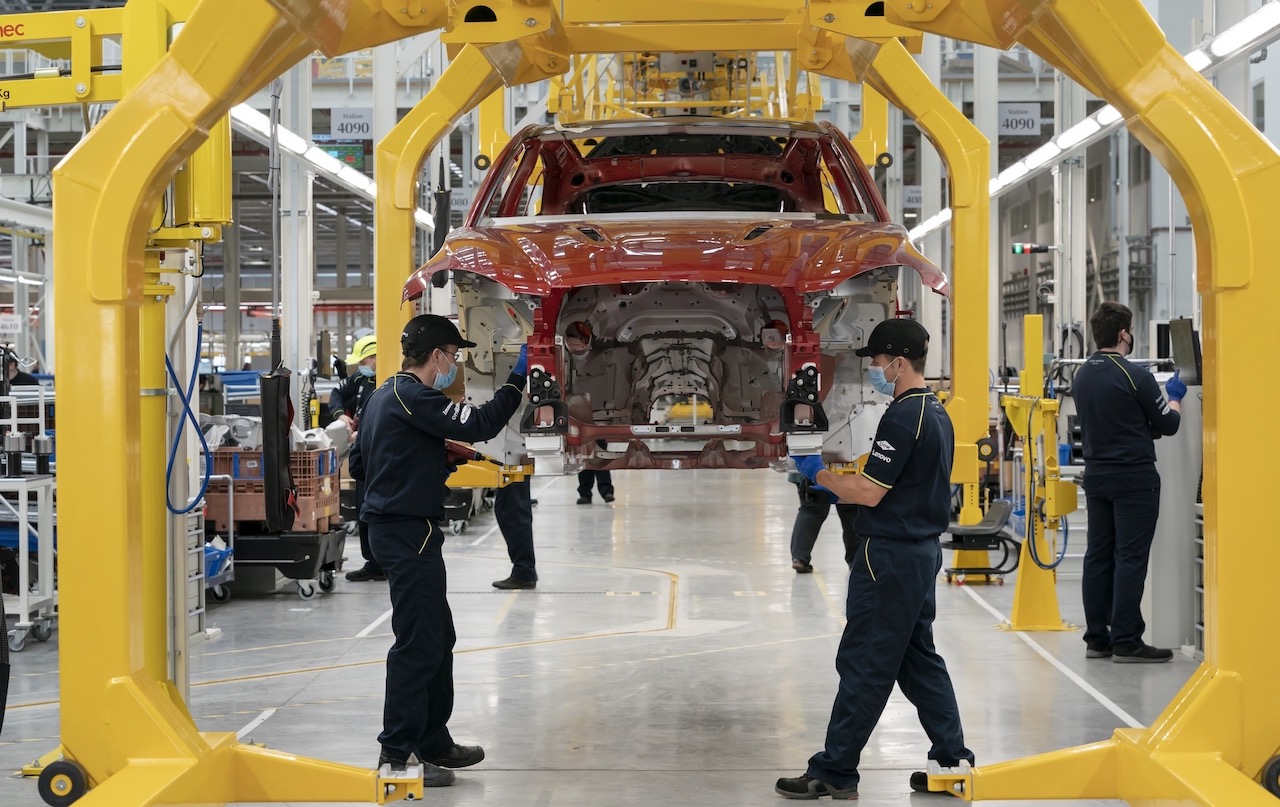 Aston Martin DBX707: 100 nuovi posti di lavoro nello stabilimento di produzione